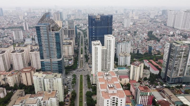 
Hàng chục tòa chung cư cao tầng "mọc" sát hai bên đường đang "bóp nghẹt" giao thông trên trục Lê Văn Lương - Tố Hữu.
