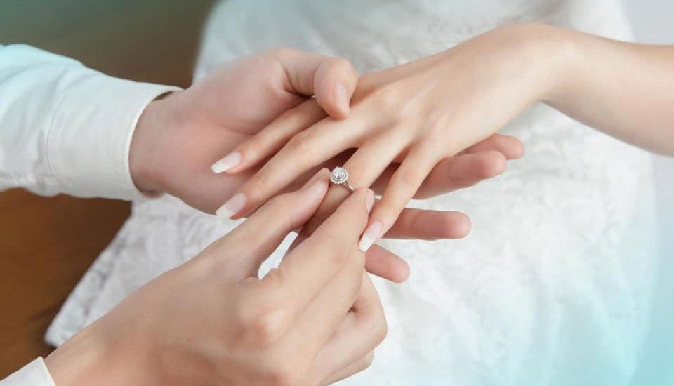 
Không chọn loại nhẫn cưới có đính ngọc trai

