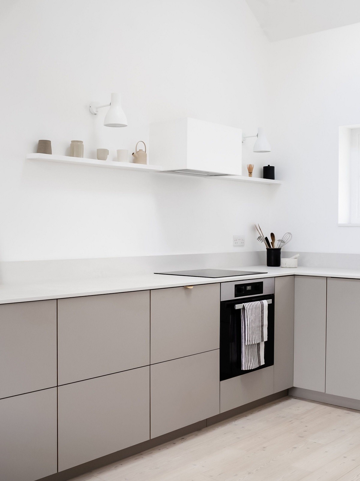 
Một căn bếp được trang trí bằng màu trắng và màu xám mang đến sự đơn giản nhưng vẫn giữ được nét thanh lịch
