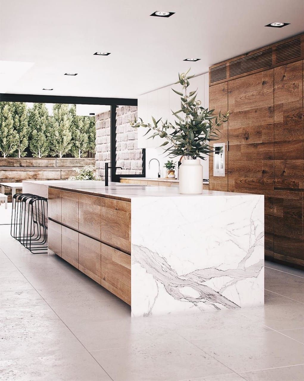 
Đá cẩm thạch cùng với gỗ nâu mang đến một sự hấp dẫn cho căn bếp của bạn
