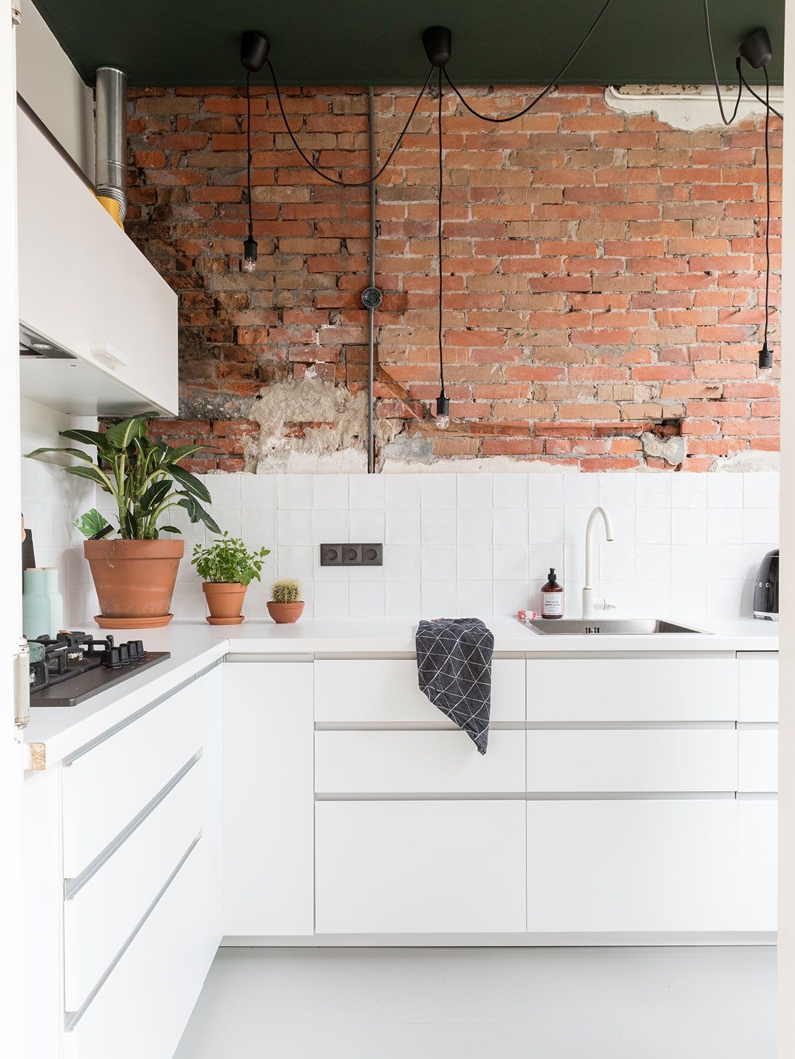 
Biến bức tường truyền thống của căn bếp thành bức tường thô mộc, tạo nét đẹp theo phong cách công nghiệp cổ điển
