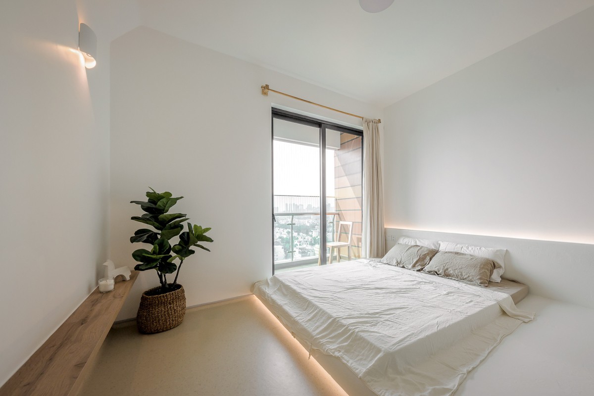 
Phòng ngủ với nội thất đơn giản đảm bảo giấc ngủ ngon cho các thành viên, luôn thoáng sáng tự nhiên nhờ thiết kế cửa sổ kính lớn
