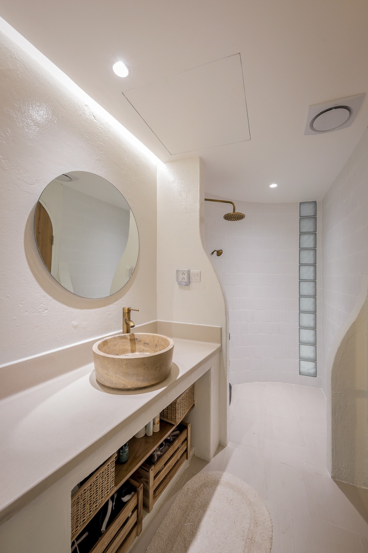 
Phòng tắm gọn gàng, với màu trắng làm tông chủ đạo giúp cho không gian luôn sáng sủa, gọn gàng và rộng rãi hơn
