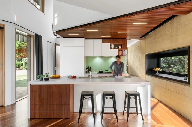 
Nhà bếp được thiết kế hiện đại với gam màu trắng làm chủ đạo, nổi bật giữa sàn nhà và gỗ lát tường màu nâu
