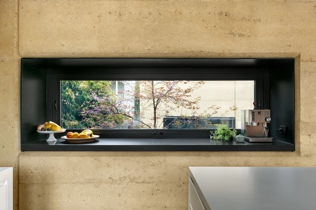 
Phần bệ cửa sổ vừa là nơi trang trí cho căn bếp, lưu trữ đồ đạc vừa giúp người trong bếp dễ dàng nhìn ra bên ngoài
