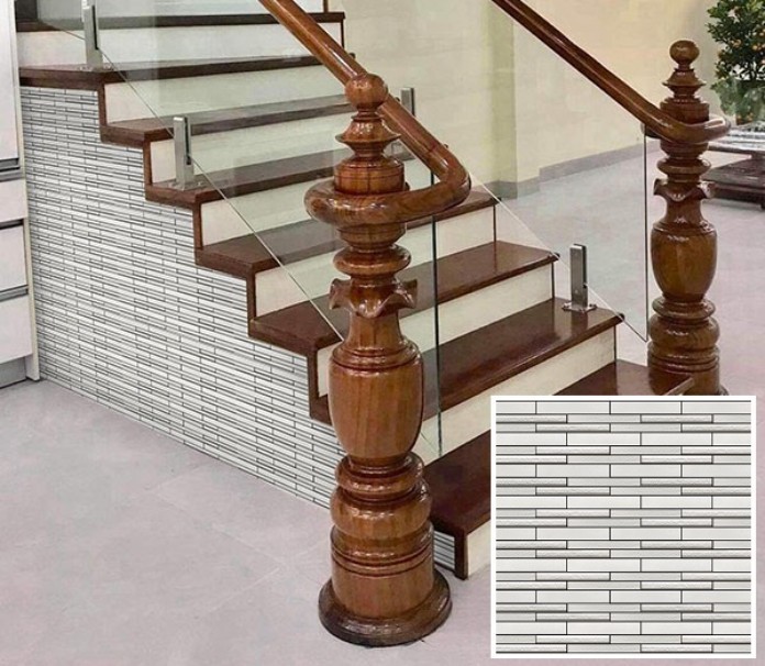 
Chân tường cầu thang ốp gạch màu trắng sang trọng
