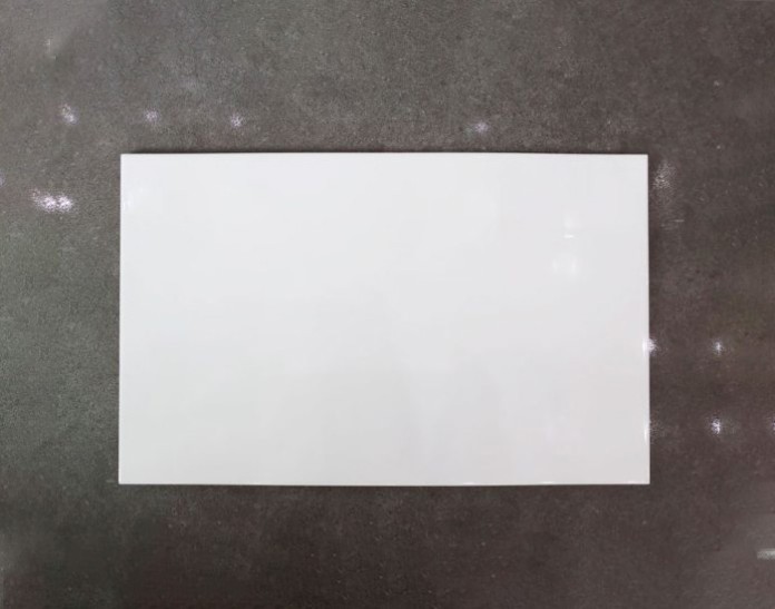 Gạch ốp tường trắng trơn giúp tạo chiều sâu cho căn phòng