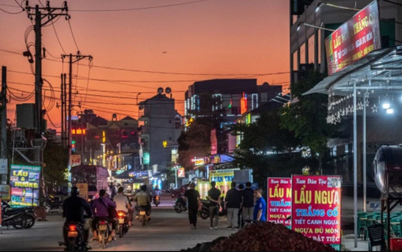 
Với lợi thế là người tiên phong, MoMo có đủ thời gian để có thể xây dựng mối quan hệ với hàng chục nghìn cửa hàng offline, đồng thời kết nối chúng với công nghệ chuyển tiền giữa các tài khoản ngân hàng
