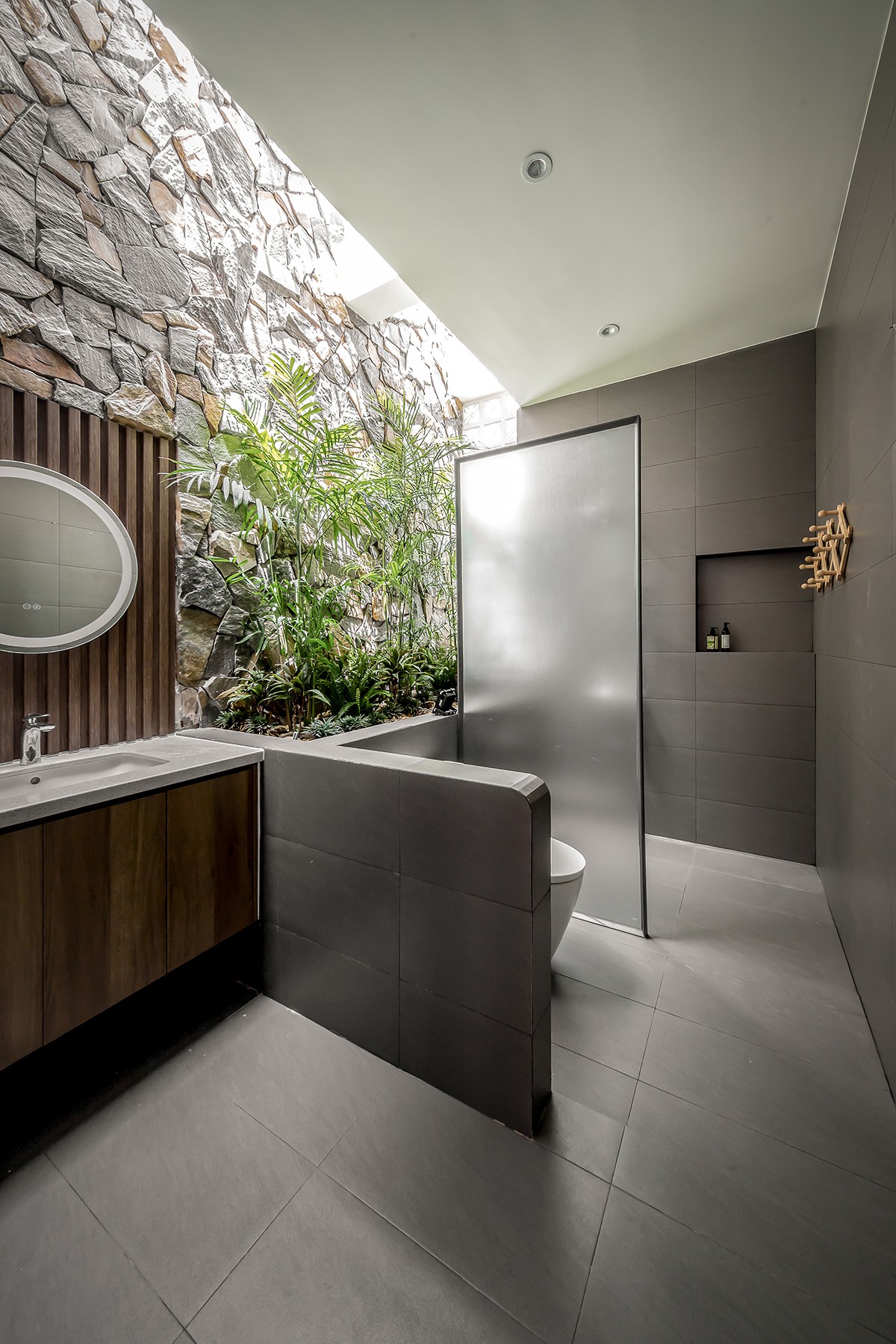 
Phòng tắm với thiết kế có hướng nhìn về phía cây xanh
