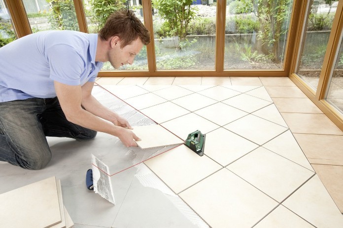 
Dùng ke chữ thập để ngăn giữa các viên gạch đã lát, cho gạch được cách đều nhau
