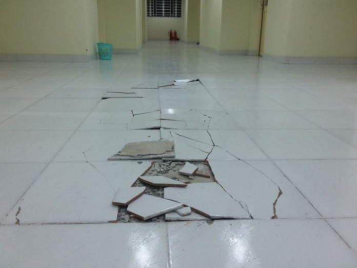 Sàn nhà bị nứt vỡ nặng