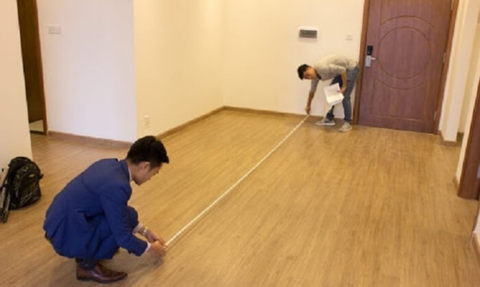 Đo nền nhà để tính toán lượng gạch phù hợp