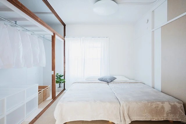 
Không gian phòng ngủ rộng rãi, đơn giản, tủ quần áo cũng không lắp đặt thêm cửa
