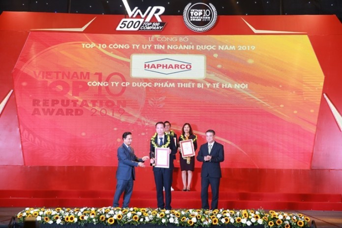 
Ông Đinh Văn Đông, Tổng Giám đốc công ty Hapharco nhận chứng nhận Top 10 Công ty uy tín ngành Dược năm 2019
