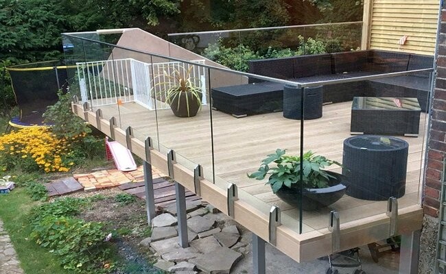 Tìm hiểu chi tiết về lan can kính âm sàn
