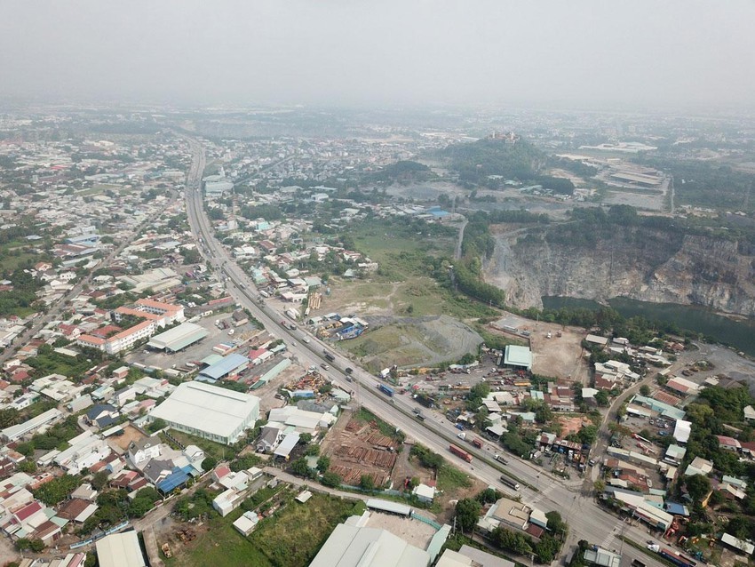 
Con đường chỉ dài hơn 76km nhưng nói như Chủ tịch UBND TP Phan Văn Mãi, đó là "mong mỏi của 20 triệu bà con trong vùng".
