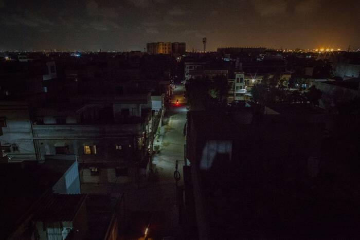 
Hôm 8/6, thành phố đông dân nhất Pakistan đã bị mất điện. Ảnh: Asim Hafeez/Bloomberg
