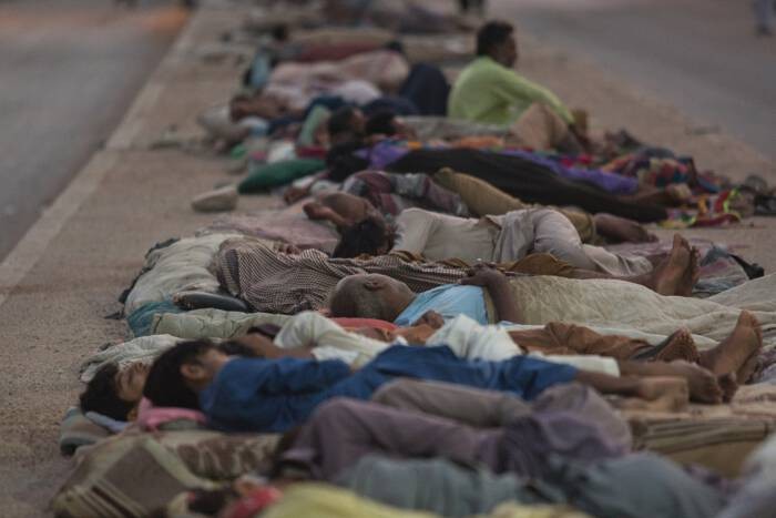 
Trong đợt mất điện ngày 8/6 người dân Pakistan đã phải ngủ ngoài đường để tránh nóng. Ảnh: Asim Hafeez/Bloomberg
