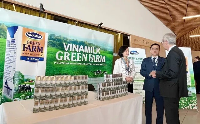 
Ông Richard Hall cùng các đại diện Vinamilk trao đổi thêm về mô hình Green Farm
