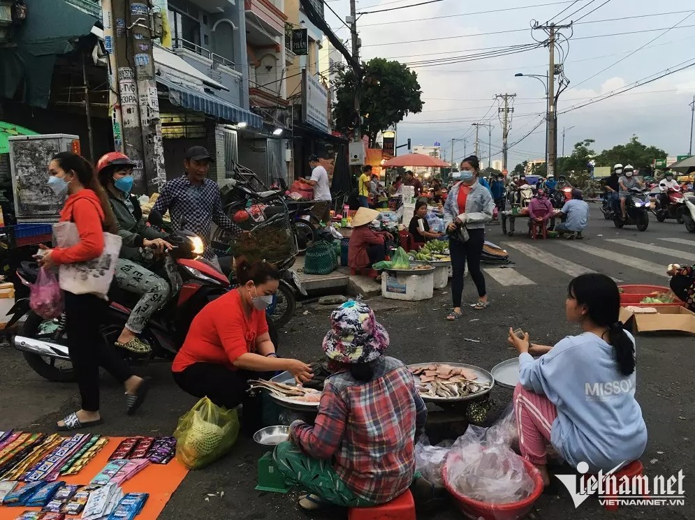 
Người dân thắt chặt chi tiêu trong cơn "bão giá", chuyên gia dự báo lạm phát tại Việt Nam khoảng 3,8% trong năm 2022. Nguồn: Vietnamnet
