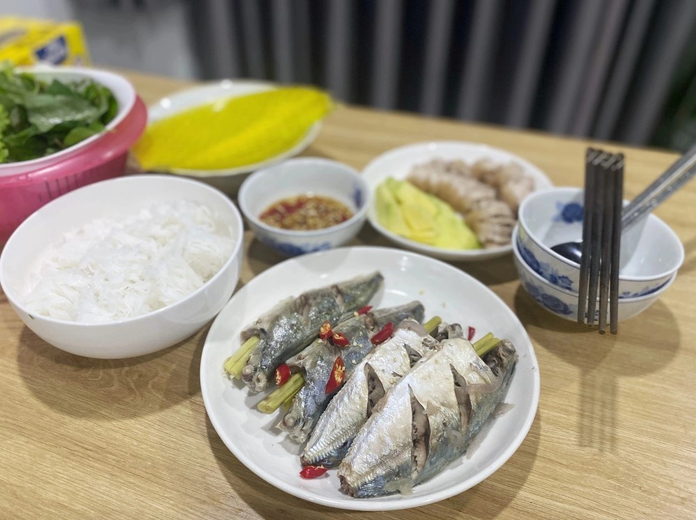 Thành Nhân và Ái Vy chọn hẹn hò, ăn tối ở nhà thay vì thường xuyên đến nhà hàng, đi xem phim rạp như trước kia. Nguồn: Zing News