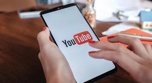 
Đối với Google, Youtube chính là một trụ cột quan trọng trong mô hình kinh doanh khi mang về tới hơn 28 tỷ USD doanh thu quảng cáo trong năm ngoái. Mặc dù vậy, trong vài năm trở lại đây, Youtube đã bắt đầu bị cạnh tranh bởi một số dịch vụ video ngắn như TikTok (ByteDance) và Reels (Instagram).
