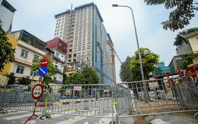 
UBND quận Ba Đình dự kiến mất 120 ngày để tháo dỡ phần sai phạm tại tầng 18 tòa nhà 8B Lê Trực
