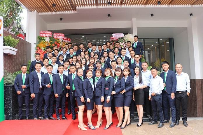 
Tập thể nhân viên công ty nhân ngày kỷ niệm
