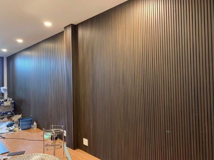 Ốp tường nhựa nan sóng tạo cho không gian vẻ đẹp độc đáo mà vẫn sang trọng