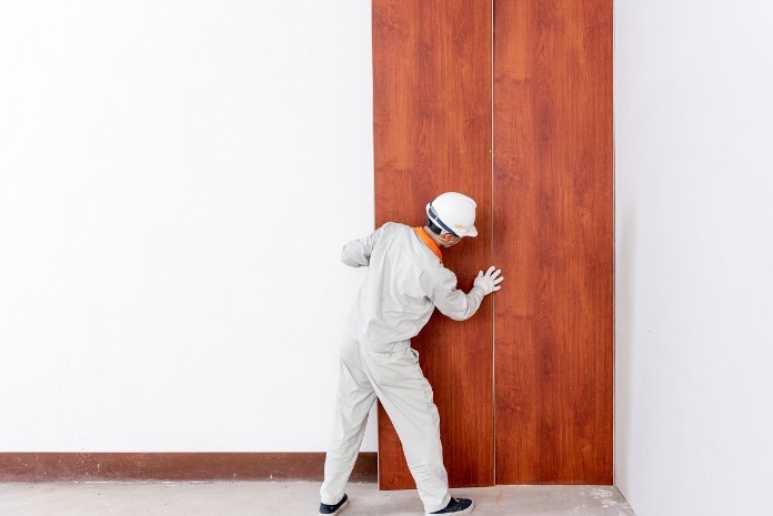 Thực tiếp tấm thứ 2 khít vào tấm thứ nhất để không có khe hở 