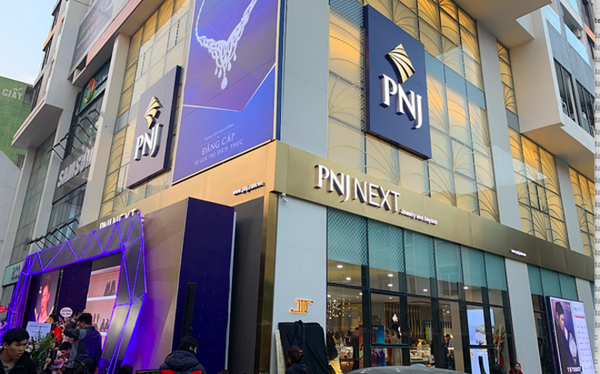 

Theo ghi nhận, hiện PNJ đang là doanh nghiệp kinh doanh trang sức đứng đầu về cả số lượng cửa hàng và số lượng khách hàng,&nbsp;PNJ cũng đang sở hữu Xí nghiệp nữ trang PNJ với số vốn là 120 tỷ đồng
