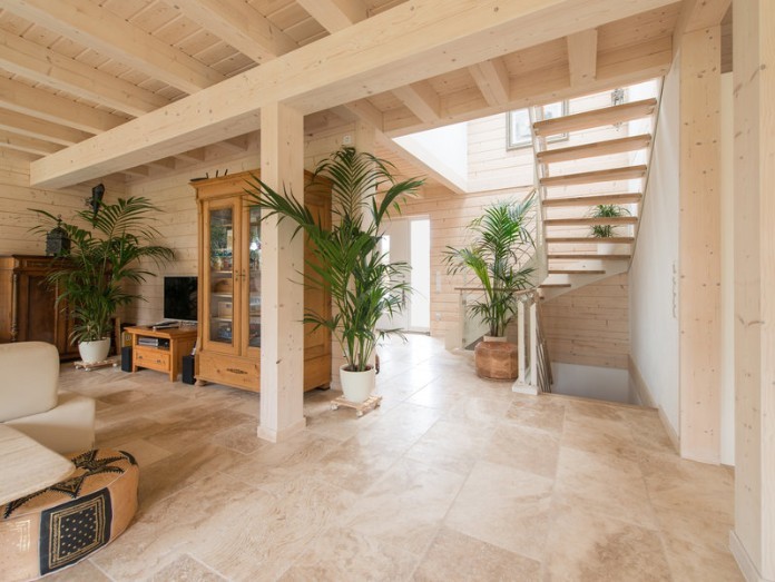 Dùng sàn nhựa giả gỗ ốp cầu thang và lối đi