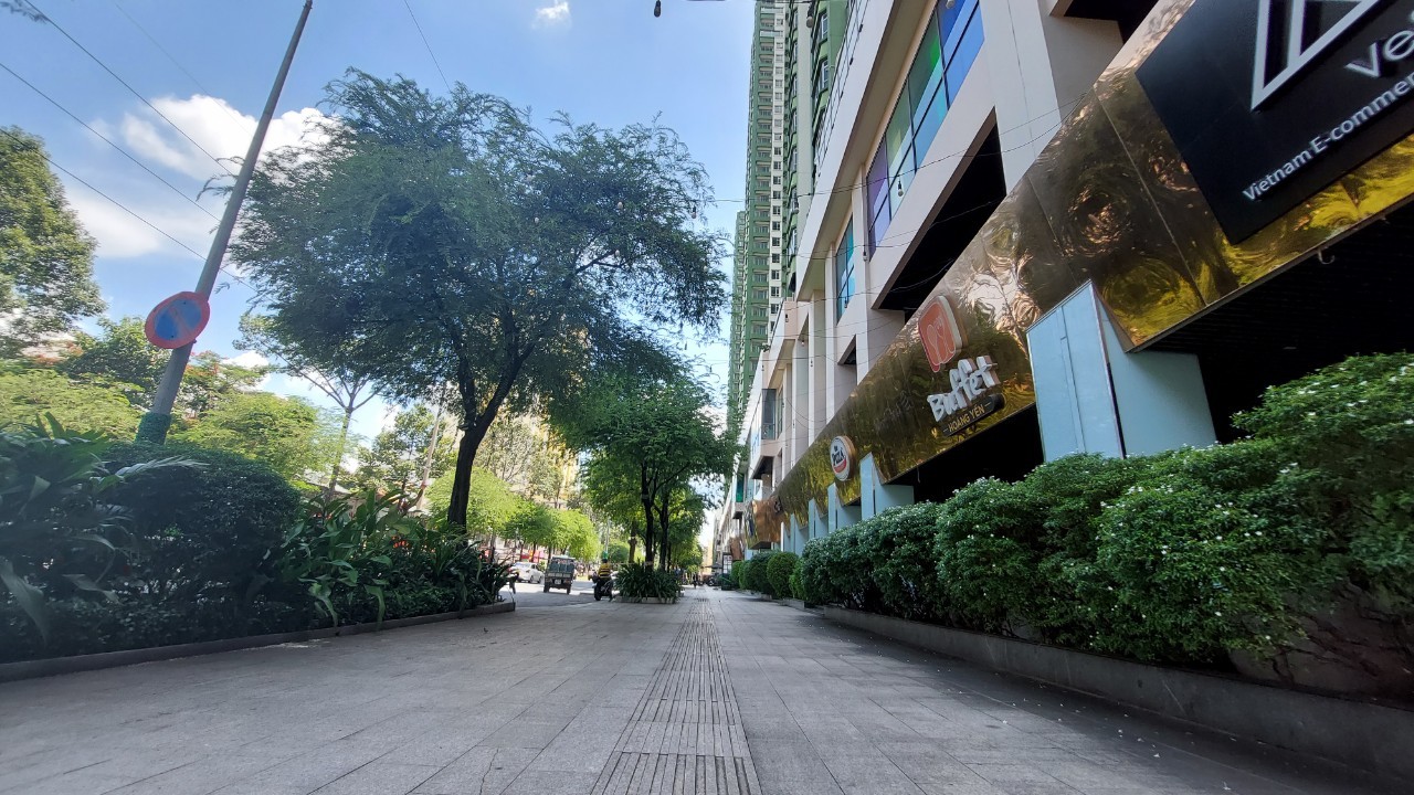 


Mặt tiền hào nhoáng
