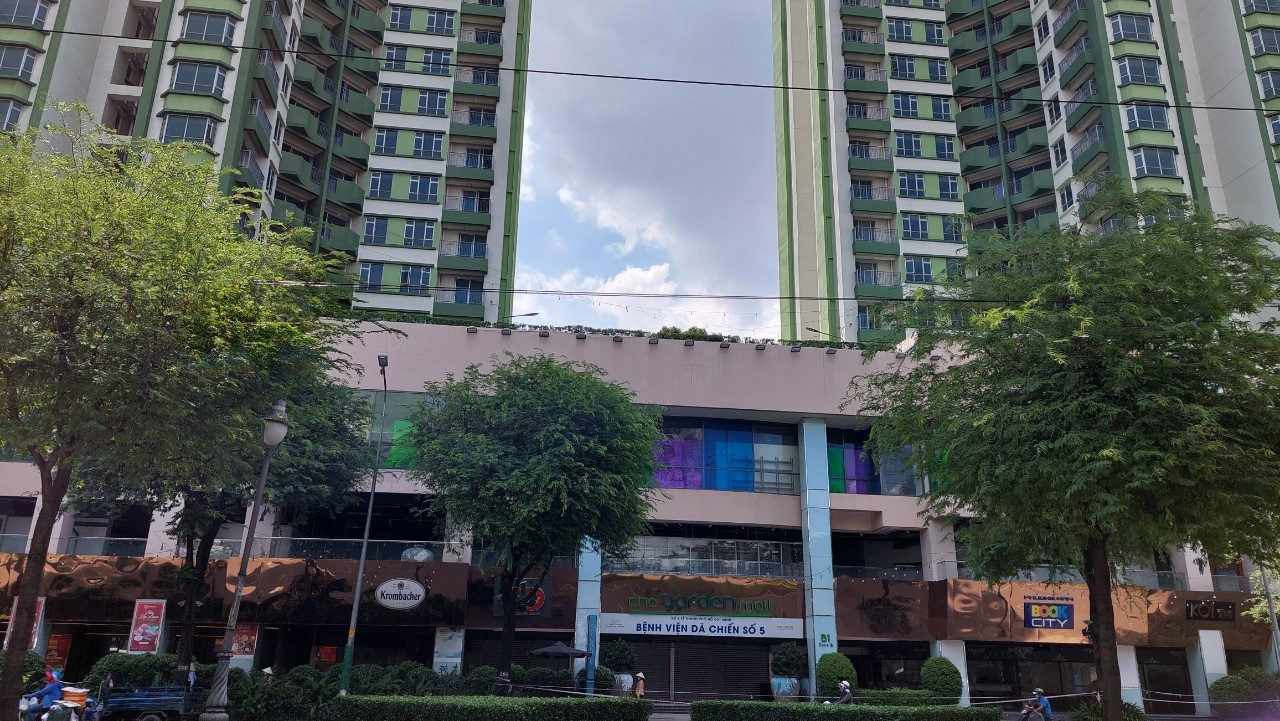 


Tháng 7/2021, chủ đầu tư Thuận Kiều Plaza đã quyết định cải tạo toàn bộ mặt bằng khu thương mại tầng 1 và 2 với diện tích 20 nghìn m2 để TP.HCM làm Bệnh viện Dã chiến số 5
