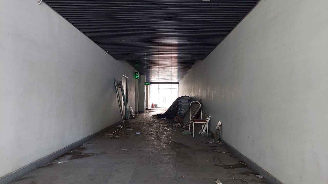 


Nhưng bên trong khá bẩn và bừa bộn
