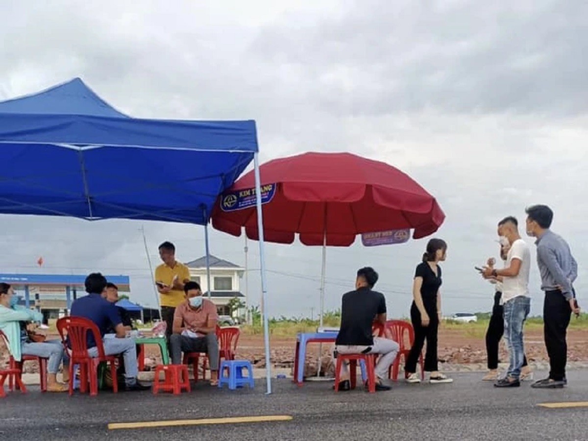 

Quyết định bỏ công việc đang làm để đi làm môi giới bất động sản với hy vọng có thể kiếm cả trăm triệu đồng mỗi tháng và đổi đời. Tuy nhiên đến khi bước chân vào nghề thì mọi thứ đều khác với những gì tưởng tượng
