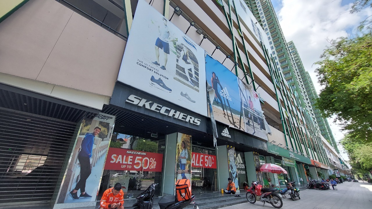 


Theo ghi nhận hầu hết mặt bằng đều đóng cửa, chỉ của 1 cửa hàng tiện lợi kinh doanh
