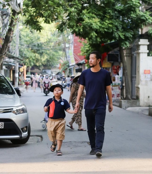 
Kiến trúc sư Trần Cảnh và con trai. Những công trình của anh đều vô cùng đặc sắc và tinh tế.
