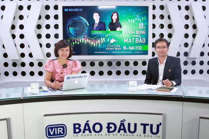 
Các chuyên gia chia sẻ quan điểm về thị trường tại chương trình "Chọn Danh Mục" kỳ 9 với chủ đề "Hành động trong mắt bão" do Báo Đầu tư tổ chức chiều ngày 23/6. Ảnh: Vietnambiz
