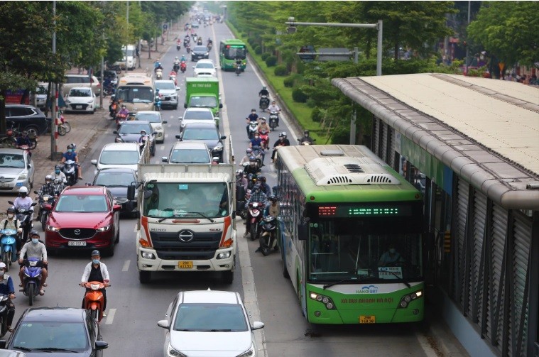 
Trong thời gian qua, xuất hiện tình trạng các phương tiện khác cố tình đi vào làn đường riêng dành cho xe buýt nhanh BRT.
