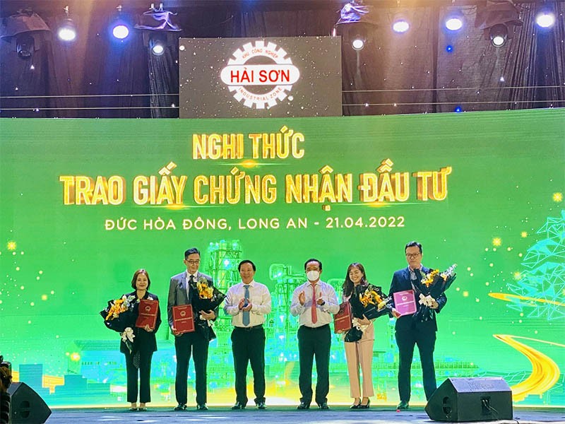 
Nghi thức trao giấy chứng nhận đăng ký đầu tư cho các doanh nghiệp đầu tư vào Khu công nghiệp Xuyên Á tại tỉnh Long An.&nbsp;
