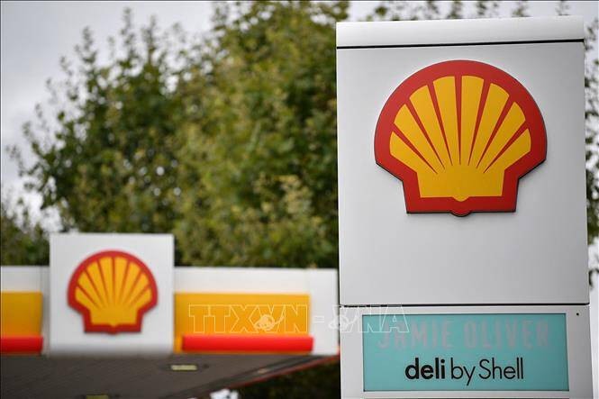 
Biểu tượng của công ty năng lượng Royal Dutch Shell tại một trạm xăng ở London, Anh. Ảnh:&nbsp;AFP/TTXVN
