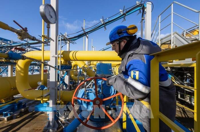 
Công nhân đang vận hành tại đường ống dẫn khí đốt của Nga. Ảnh: Bloomberg/TTXVN
