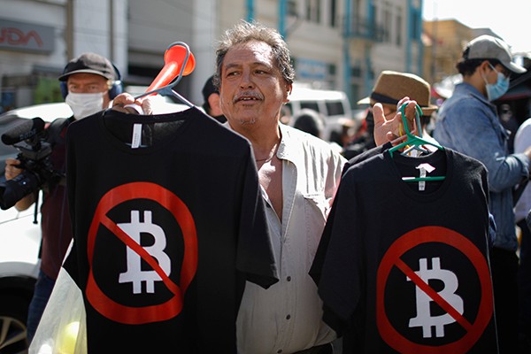 
Người dân El Salvador phản đối việc công nhận Bitcoin là đồng tiền hợp pháp.
