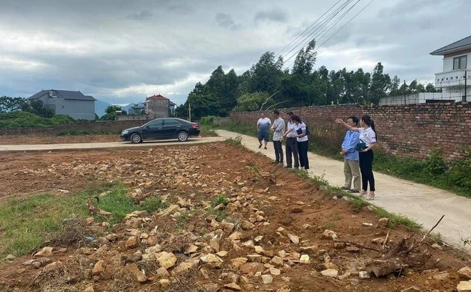 
Ngày hôm nay, mảnh đất được rao bán với mức giá tốt nhưng một tháng sau, nhà đầu tư rơi vào cảnh chấp nhận chôn vốn hoặc phải cắt lỗ
