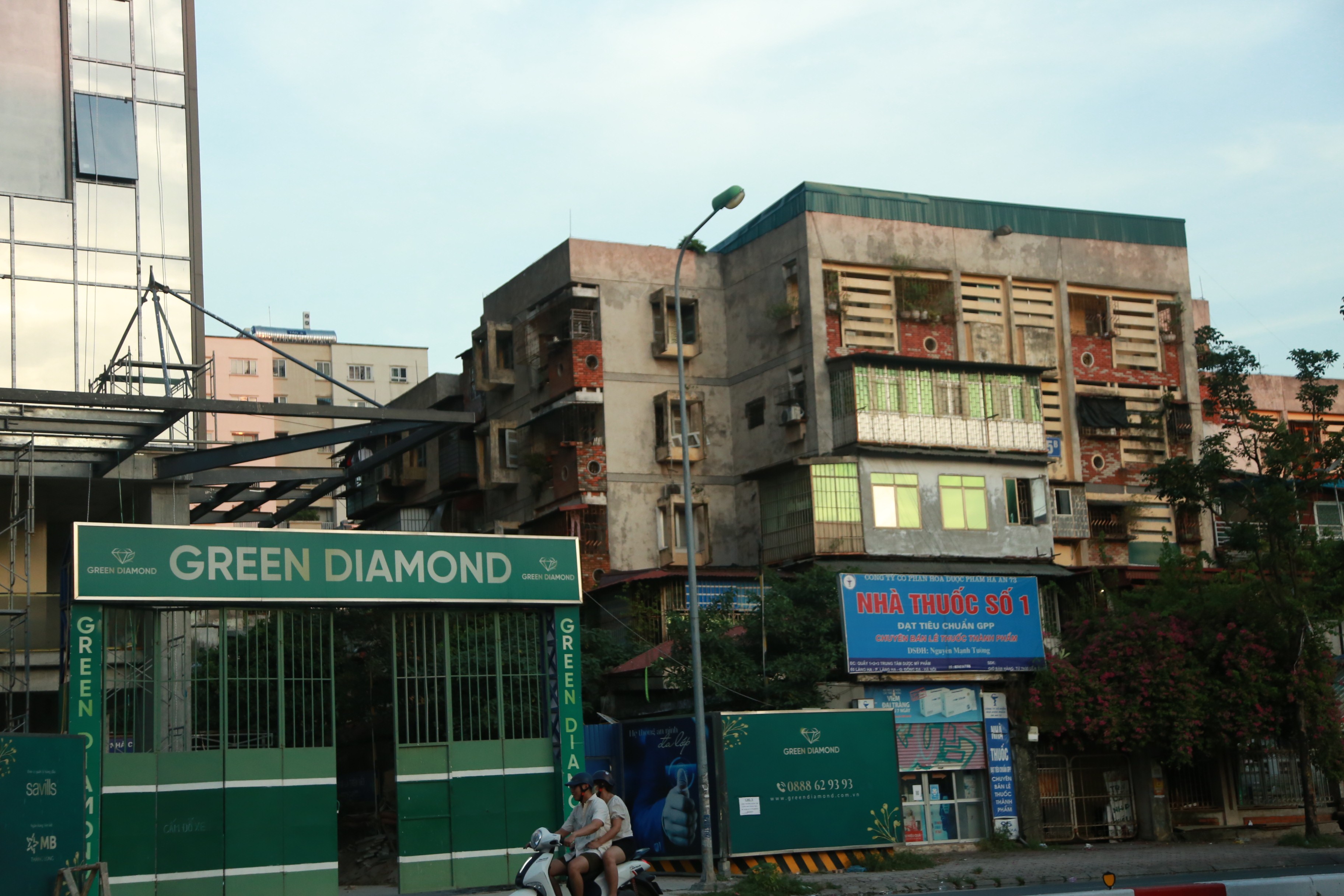 
Dự án Green Diamond trên đường Láng Hạ nằm trong số ít những dự án chung cư mới được xây dựng tại khu vực trung tâm.&nbsp;Nhu cầu nhà ở lớn, nguồn cung ít, đặc biệt là ở trung tâm, thế nên dễ hiểu vì sao các dự án này đều có giá bán cao, nằm ở phân khúc cao cấp. Dự án Green Diamond có mức giá bán 80 triệu đồng/ 1 mét vuông. Mức giá này là minh chứng cho thấy bất động sản nhà ở tại Hà Nội "nóng" đến như thế nào.
