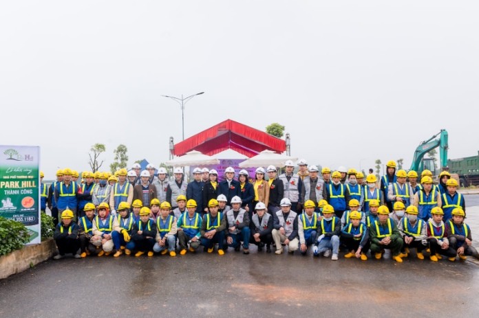 
Đội ngũ nhân viên công ty trong dịp khởi công dự án Park Hill&nbsp;
