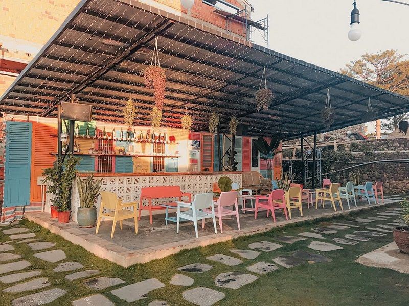 
Điểm cộng tiếp theo của The Kupid Homestay chính là một quán cà phê đẹp mê li được thiết kế với đủ màu sắc
