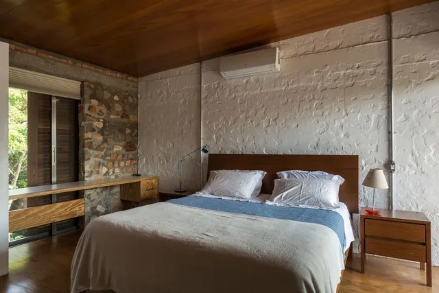
Phòng ngủ đơn giản, ấm cúng, có ánh sáng tự nhiên từ cửa sổ đi vào
