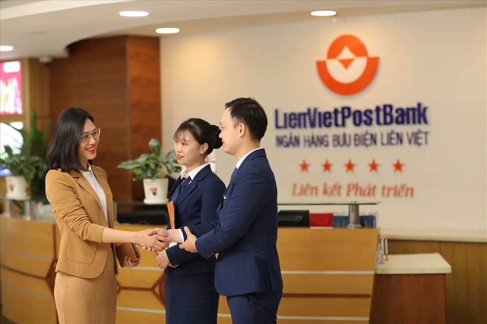 
Thời điểm hiện tại, LienVietPostBank đang trong giai đoạn đầu và trung của quá trình chuyển đổi số, thiết kế và xây dựng sản phẩm, dịch vụ số, kết hợp triển khai việc số hóa hoạt động bán hàng
